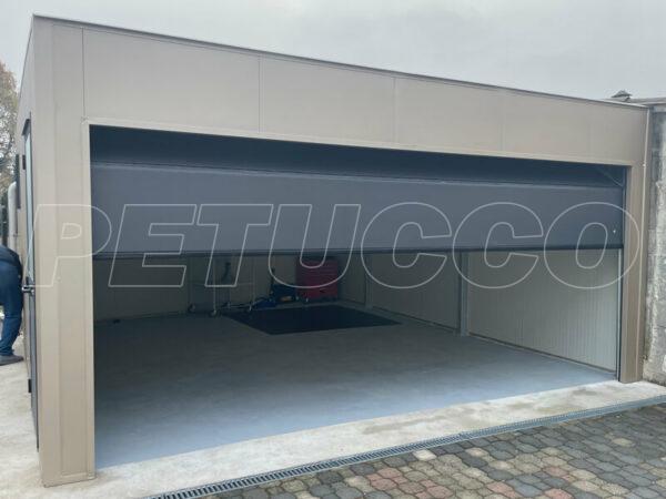 garage doppio con porta , finestra e basculante motorizzato