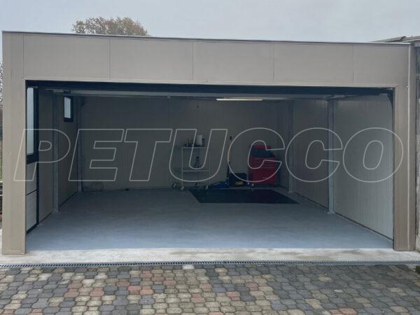 garage doppio con porta , finestra e basculante motorizzato