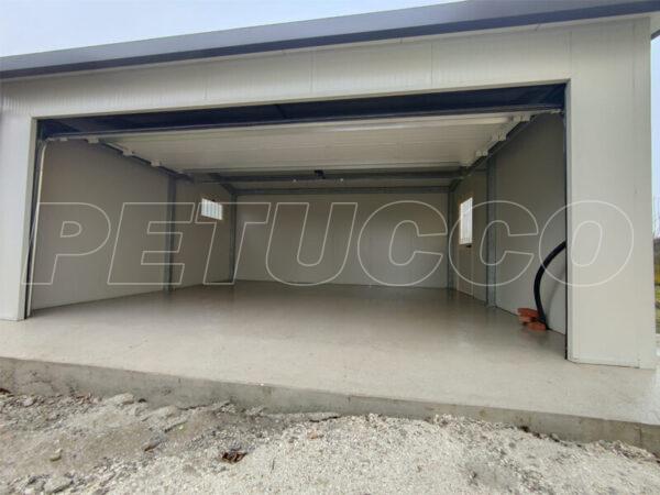 Garage auto coibentato prefabbricato antisismico con portone sezionale